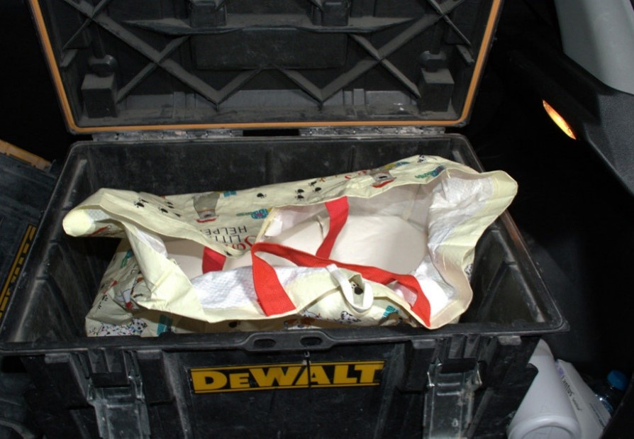 Y blwch offer DeWalt, yn cynnwys 28kg o Amffetamin Dosbarth B
