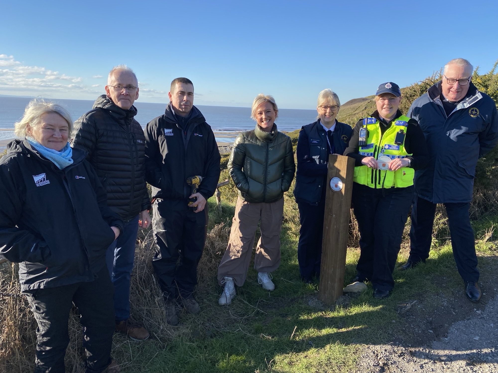 Llun o PCSO Cummings gyda Ruth Dodsworth a chynrychiolwyr o asiantaethau partner