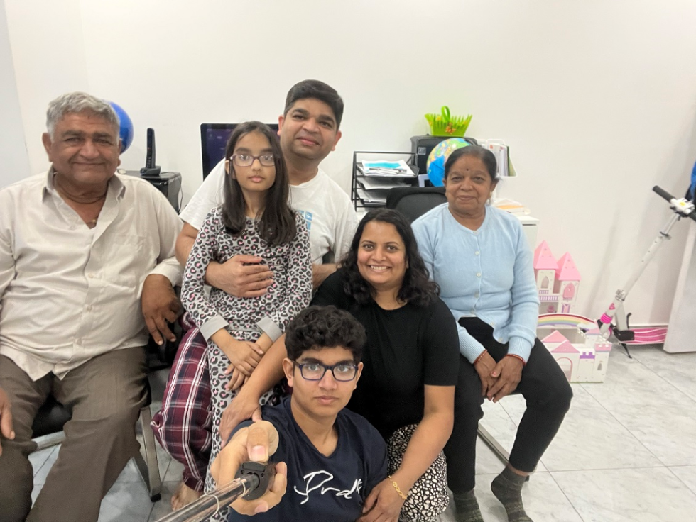 Aryan gyda'i rieni, ei chwaer Naviya, a'i fam-gu a'i dad-cu