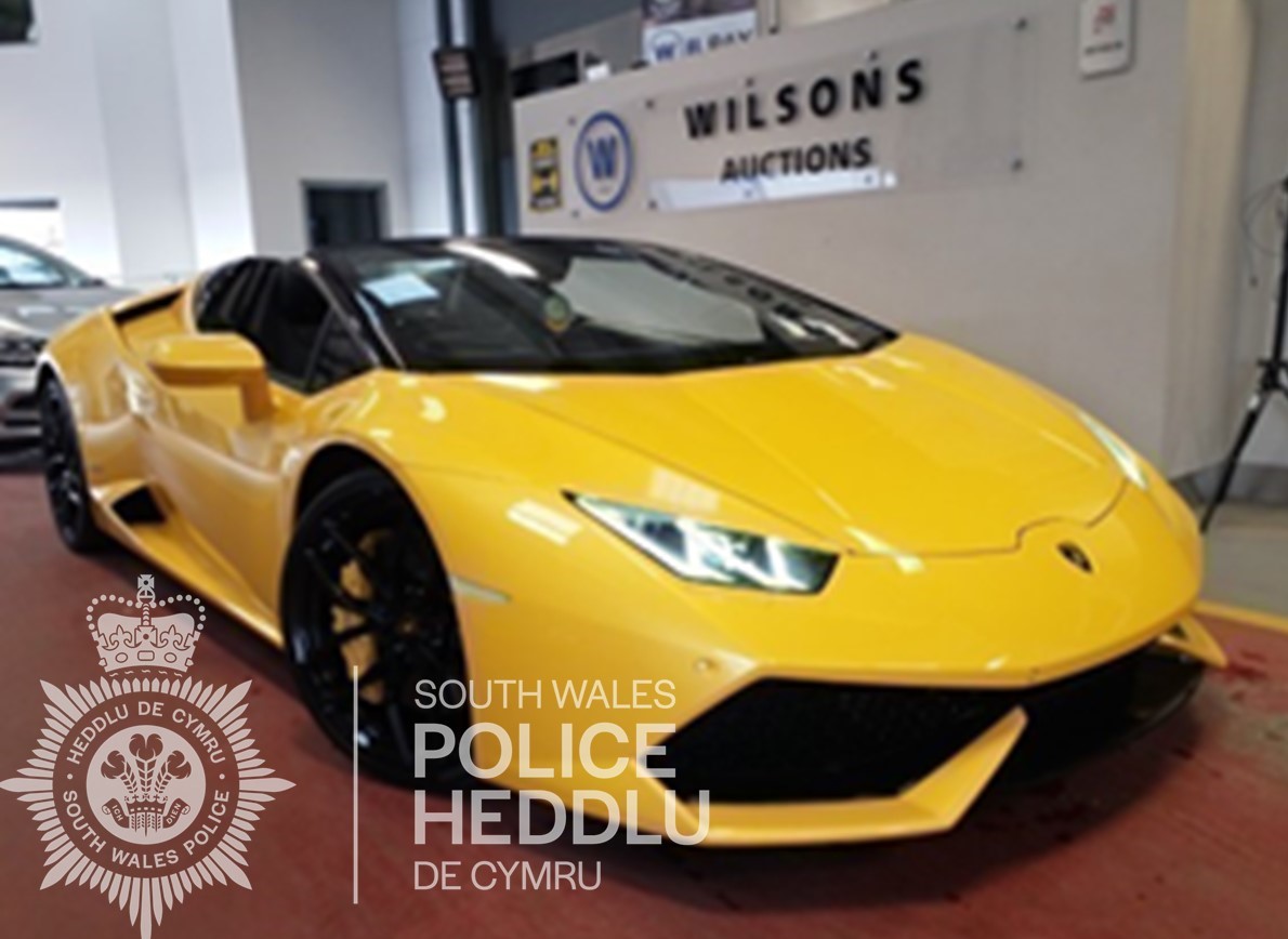 Roedd y Lamborghini hwn ymhlith yr asedau a atafaelwyd