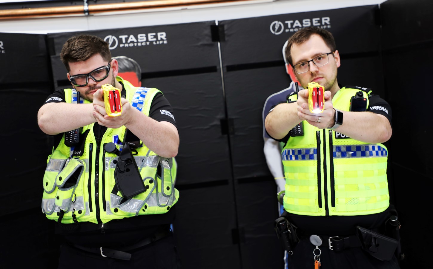 Tri o Swyddogion Gwirfoddol Heddlu De Cymru yw'r rhai cyntaf i gael eu hawdurdodi i gario gynnau Taser yn dilyn newid i'r ddeddfwriaeth