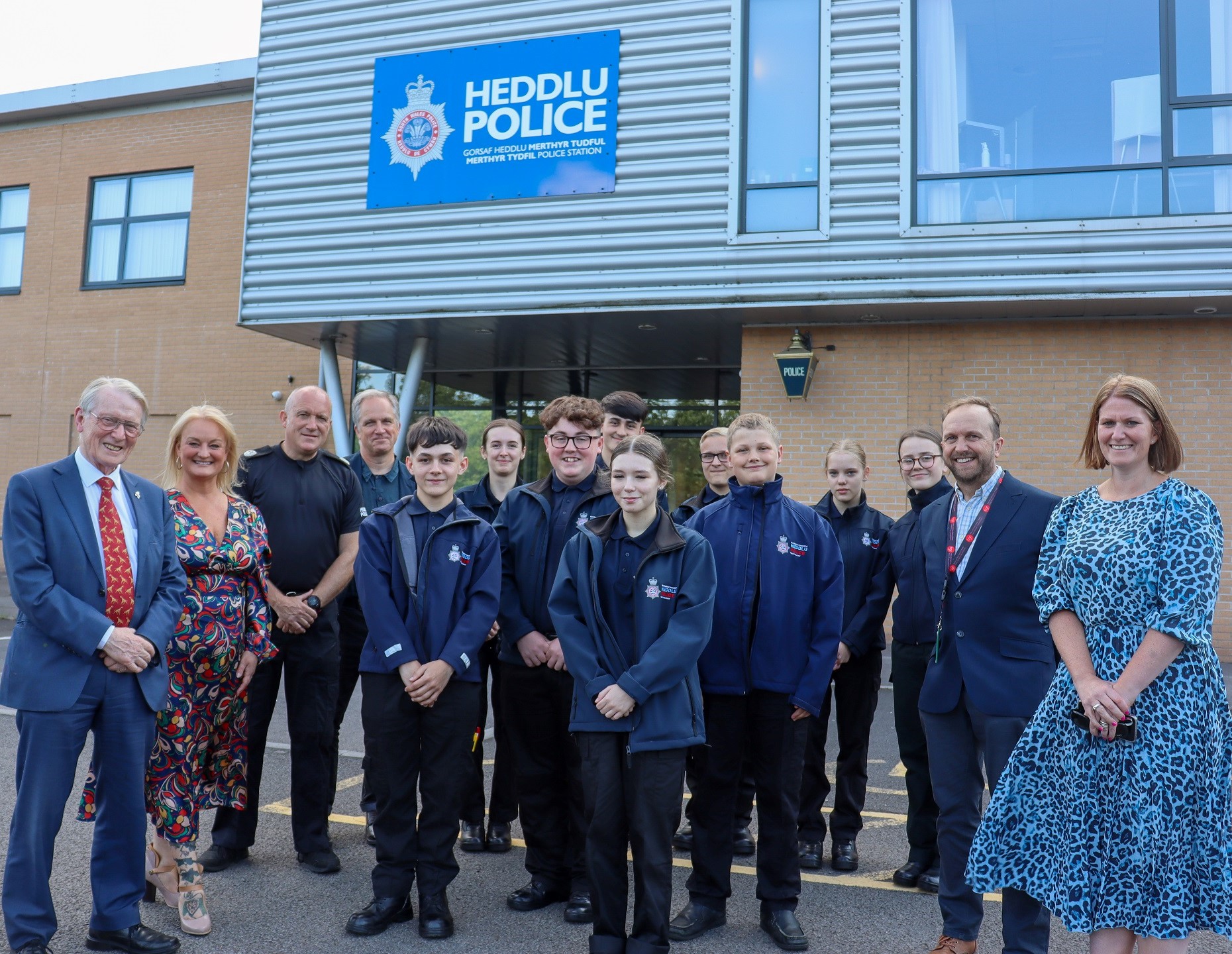 Mae Heddlu De Cymru wedi ffurfio partneriaeth â Chyngor Cymru y Gwasanaethau Ieuenctid Gwirfoddol
