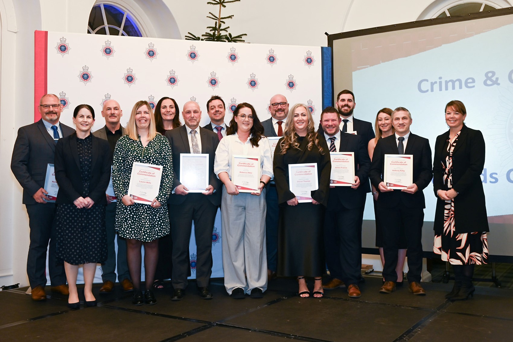 Cafodd swyddogion a staff yr heddlu sydd wedi gwasanaethu y tu hwnt i'w cyfrifoldebau eu cydnabod yn noson wobrwyo Trosedd a Chyfiawnder Troseddol Heddlu De Cymru