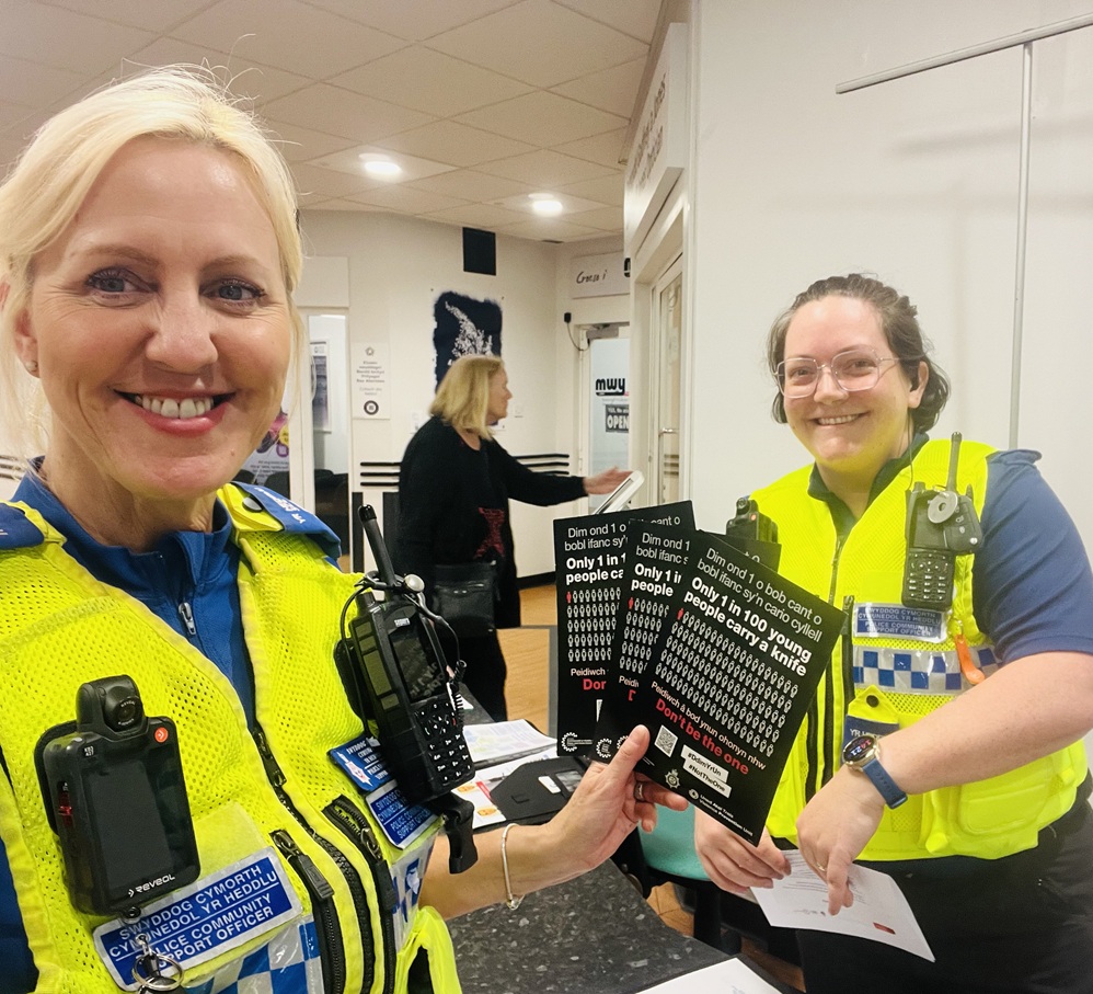 Aeth PCSOs i Ysbyty Singleton i godi ymwybyddiaeth staff ac ymwelwyr am droseddau cyllyll